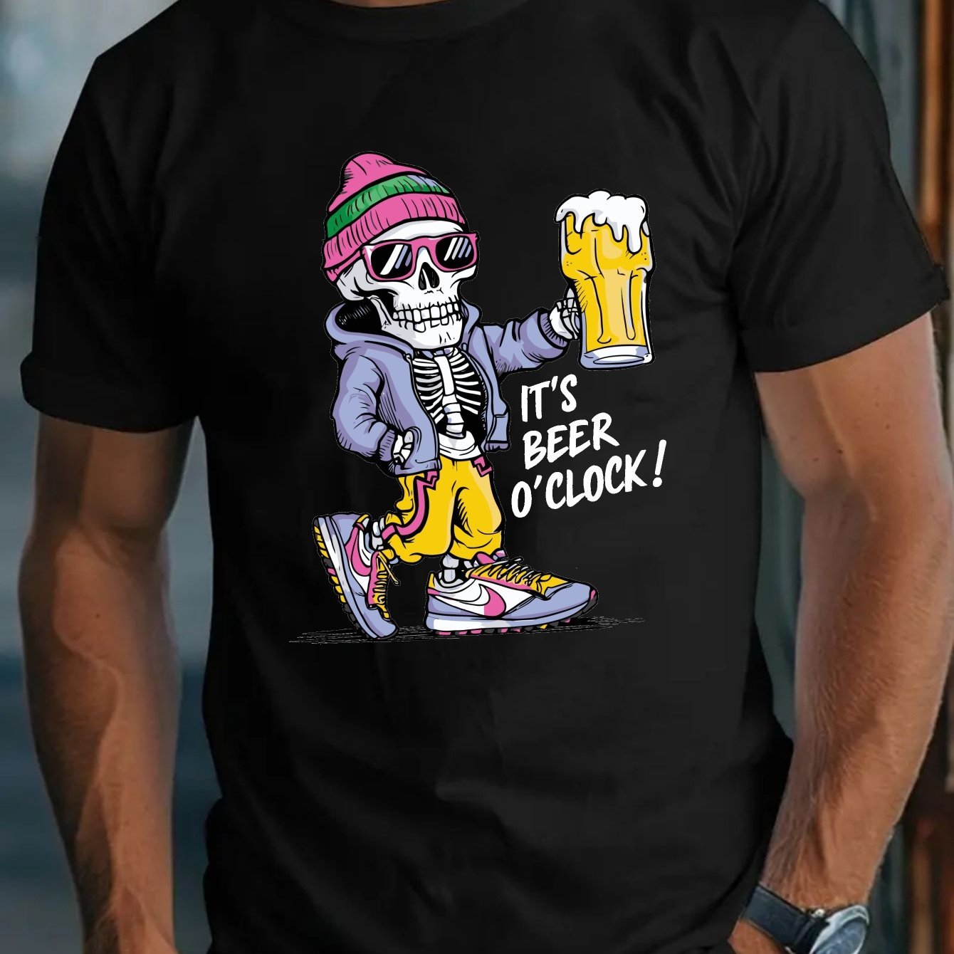 Sunglasses Hollowed Out Handheld Beer Graphic Printed Men's Round Neck Short Sleeved T-shirt, Casual And Comfortable Multifunctional Top For Spring And Summer