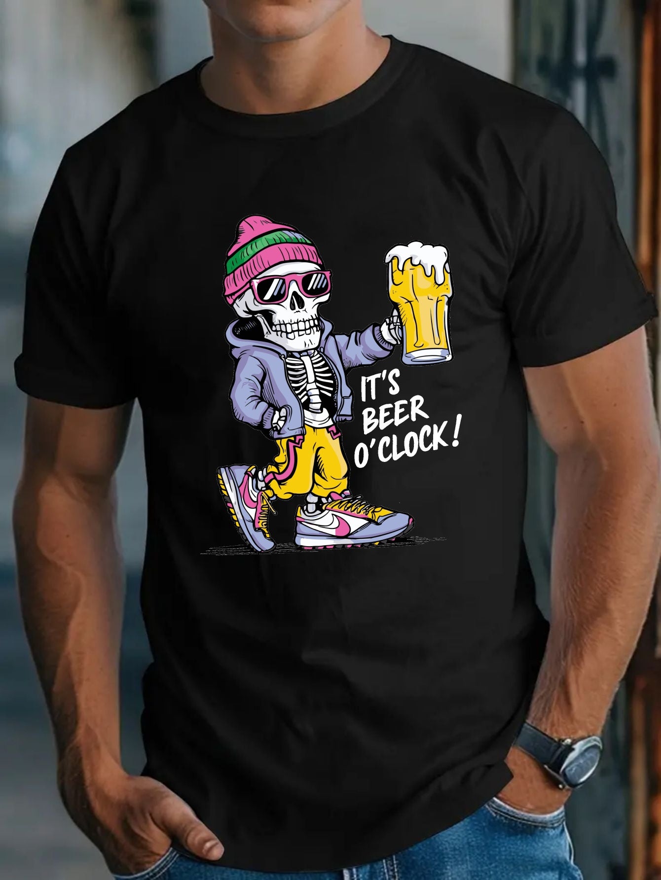 Sunglasses Hollowed Out Handheld Beer Graphic Printed Men's Round Neck Short Sleeved T-shirt, Casual And Comfortable Multifunctional Top For Spring And Summer